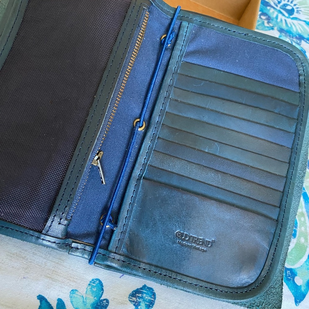 Sassy" Old Trend Nomad Organizer Wallet, Navy, (NEW) w Box) - Picture 14 of 17